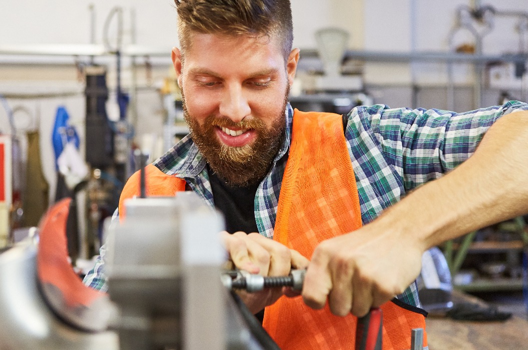 Junger Mann als Schlosser Lehrling an der Werkbank