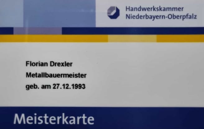 Blau gelb weisse Meisterkarte der Handwerkskammer fuer Florian Drexler