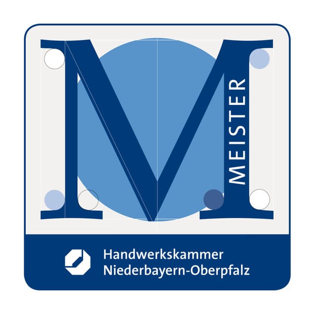 Blaues Meisterlogo der Handwerkskammer Niederbayern Oberpfalz mit grossem M